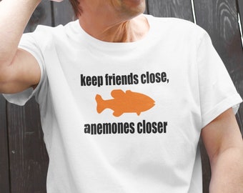 Friends and enemies fish pun unisex T-shirt. Keep friends close, anemones closer funny shirt.